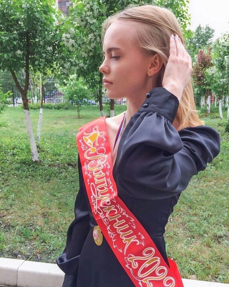 момичета от руските абитуриентски балове